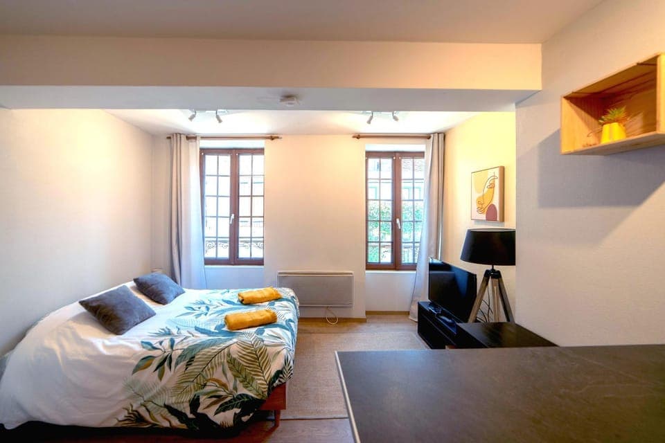 TV and multimedia, Photo of the whole room, Bedroom