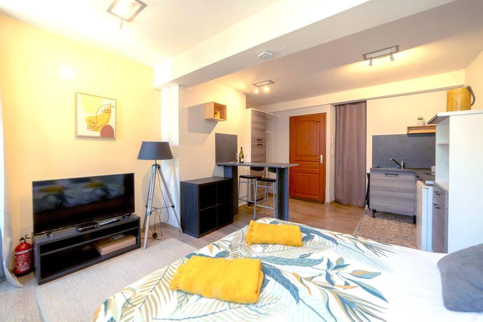 Communal lounge/ TV room, TV and multimedia, Living room, towels