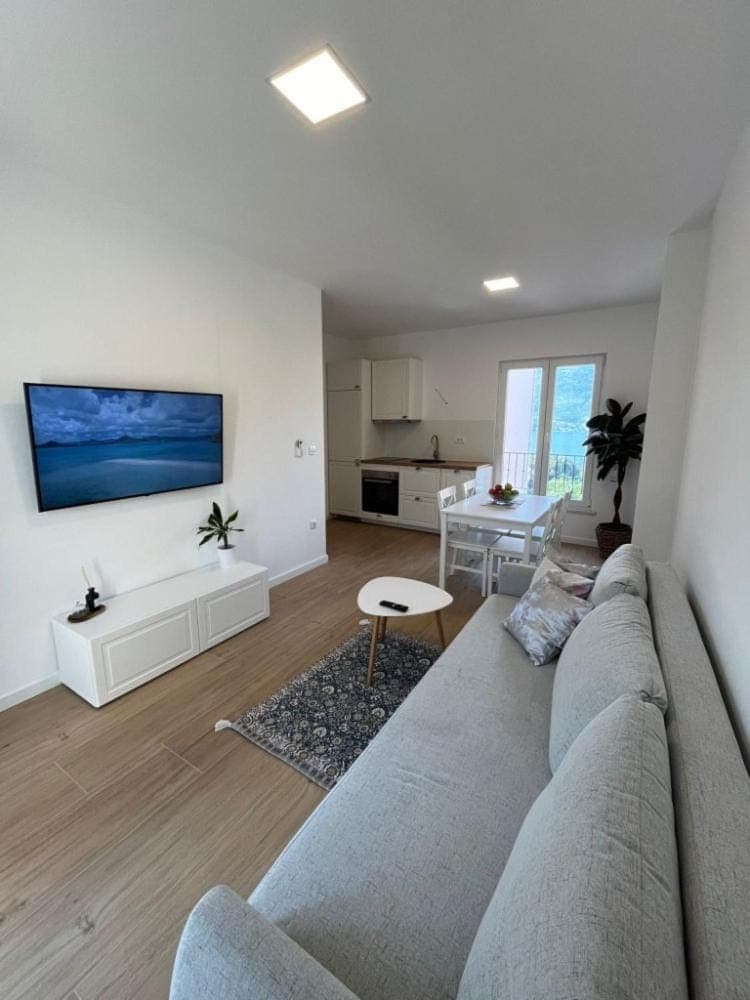 TV and multimedia, Kitchen or kitchenette, Living room, Seating area, Dining area