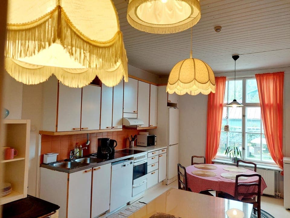 Coffee/tea facilities, Kitchen or kitchenette, Dining area, dishwasher, microwave, oven, pet friendly, stove, toaster