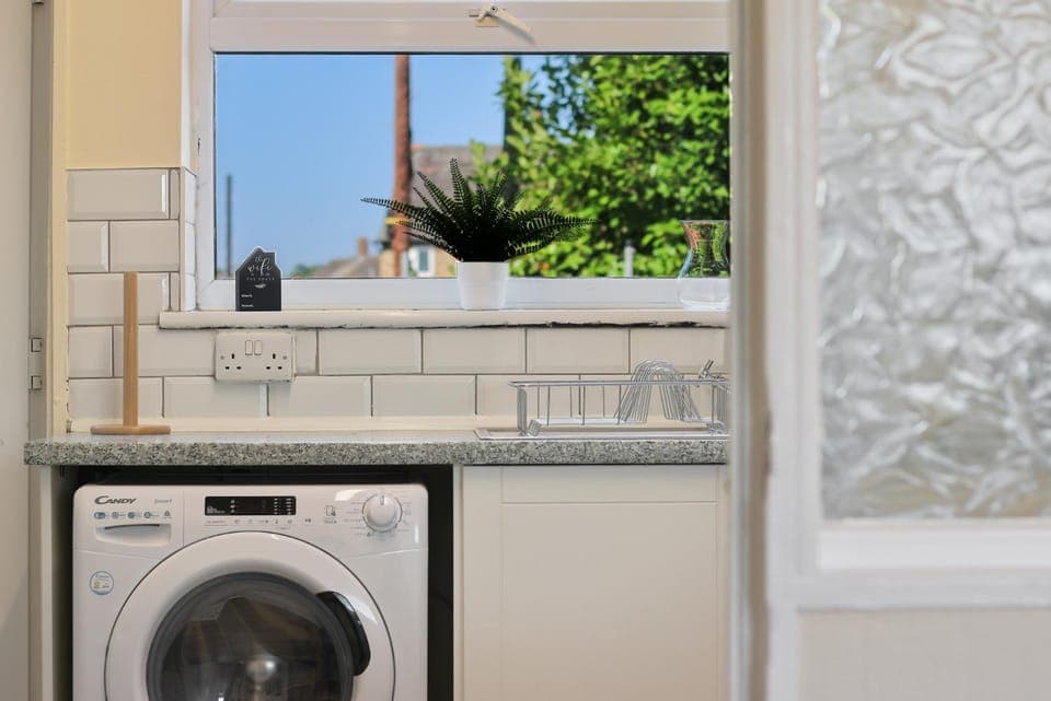 Kitchen or kitchenette, washing machine