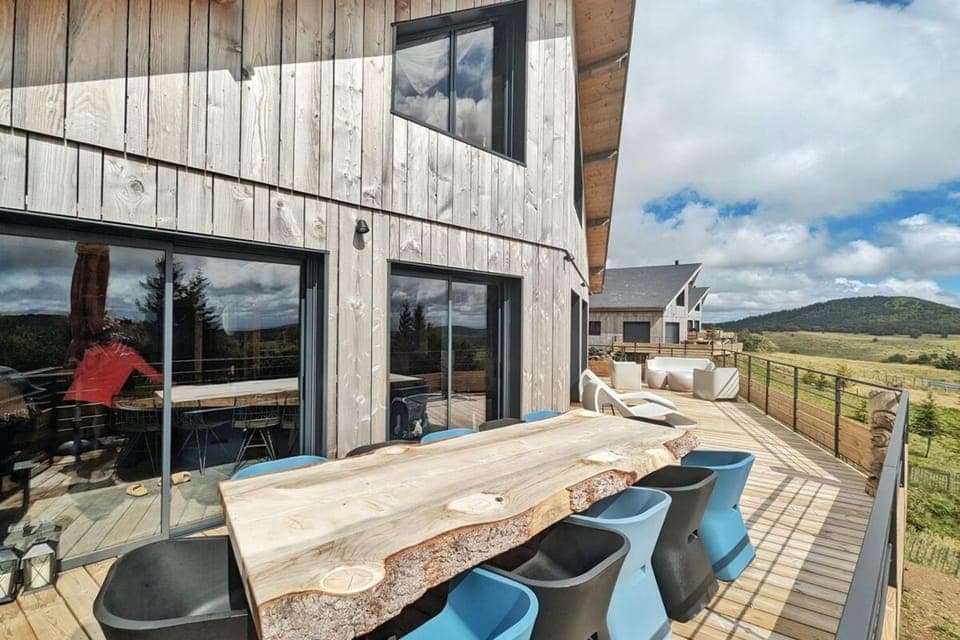 Property building, Patio, Day, Natural landscape, Balcony/Terrace, Balcony/Terrace, Dining area, Mountain view