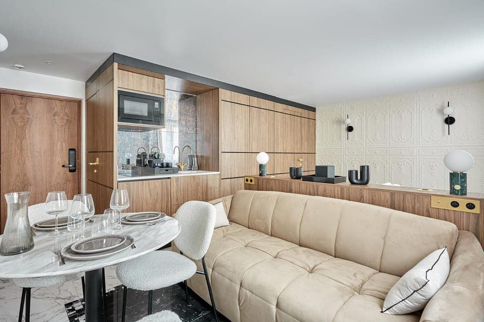 Coffee/tea facilities, Kitchen or kitchenette, Seating area, Dining area, stove