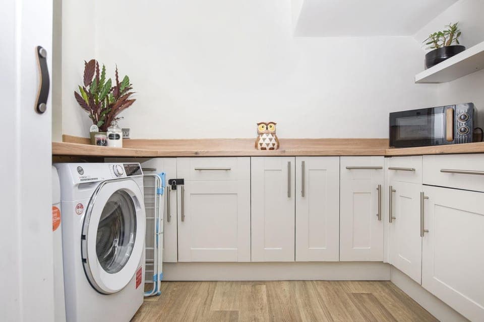 Kitchen or kitchenette, minibar, laundry, washing machine