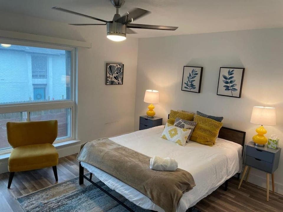 Bed, Living room, Photo of the whole room, Bedroom, fireplace