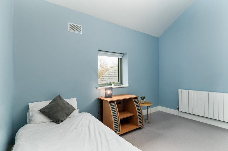 Bedroom, locker