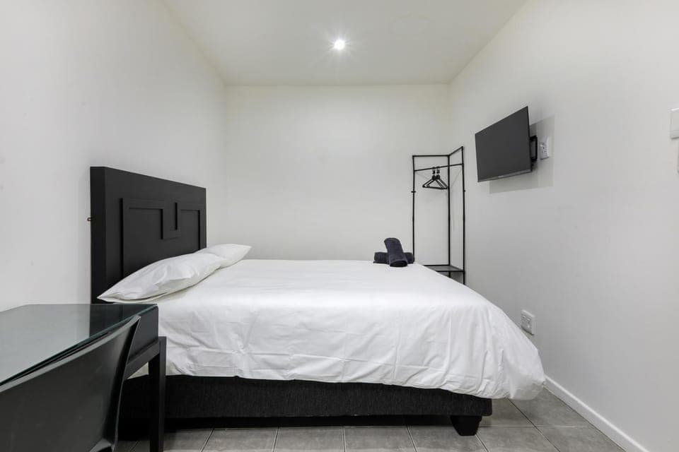 Bed, TV and multimedia, Bedroom