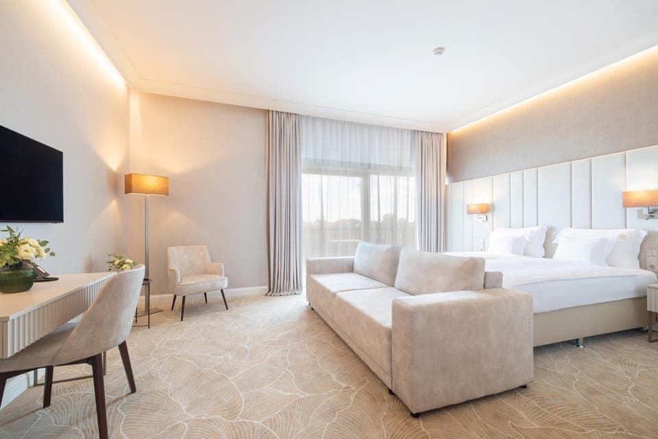 Communal lounge/ TV room, Bed, TV and multimedia, Photo of the whole room, Seating area, Bedroom