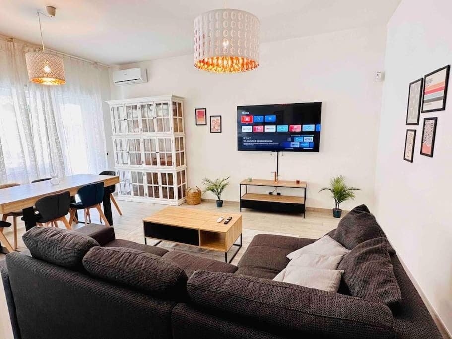 Communal lounge/ TV room, TV and multimedia, Living room, Seating area, Dining area, Evening entertainment, air conditioner