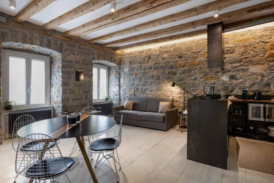 Kitchen or kitchenette, Living room, Seating area, Dining area