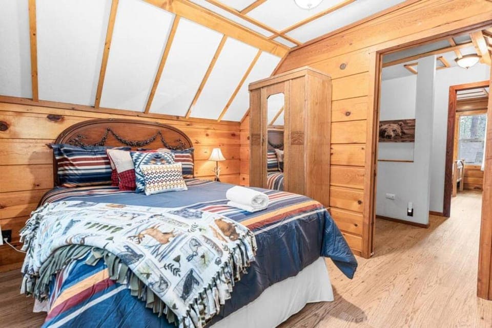 Bed, Photo of the whole room, Bedroom