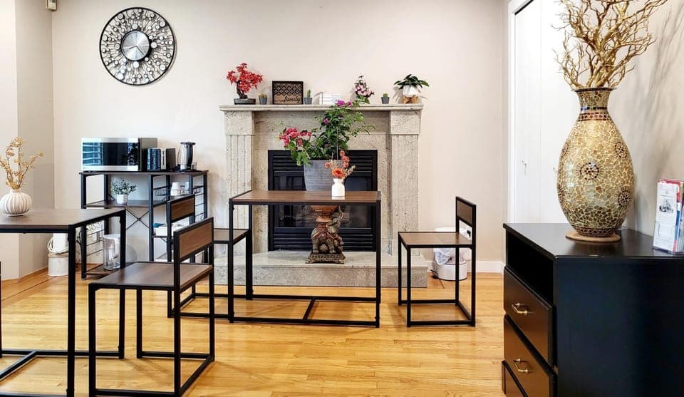 Kitchen or kitchenette, Dining area