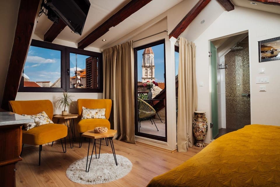 Photo of the whole room, Seating area