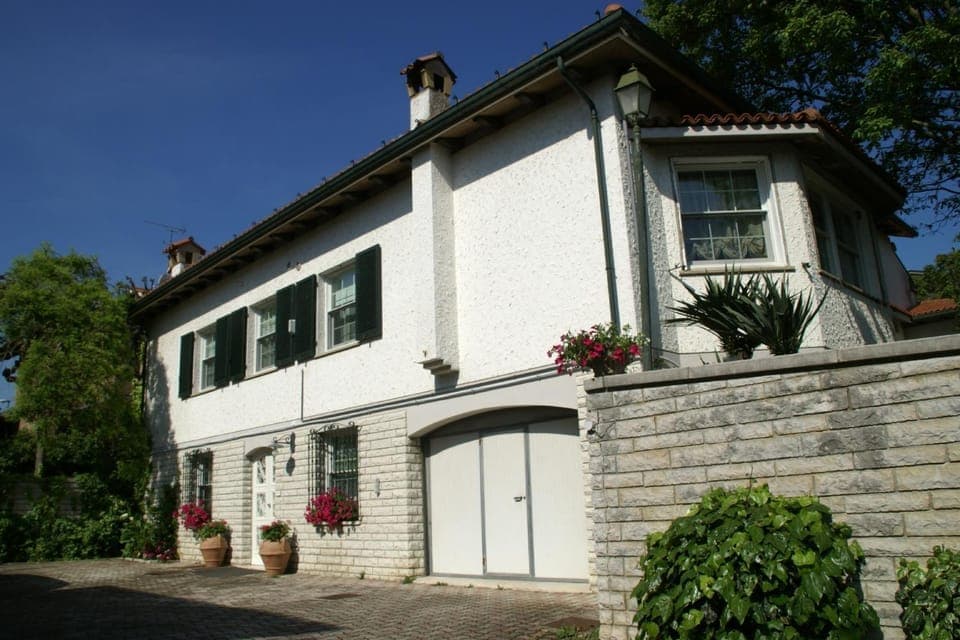 Property building, Day