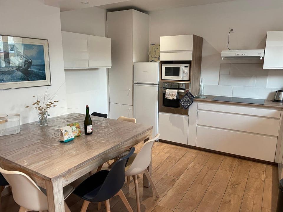 Kitchen or kitchenette, Dining area