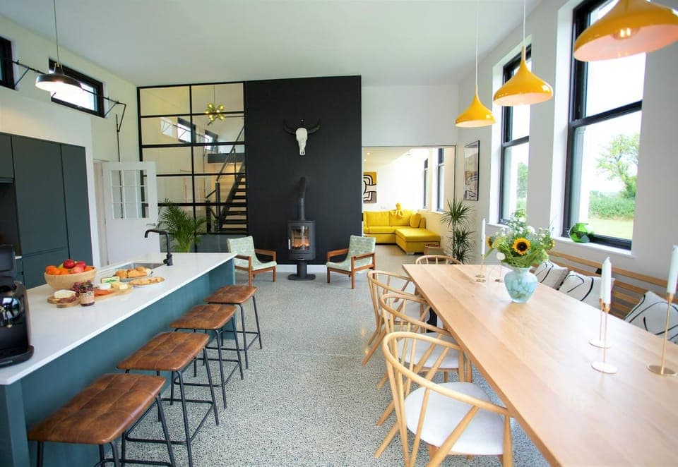 Kitchen or kitchenette, Seating area, Dining area