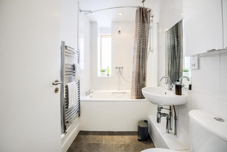 Shower, Toilet, Bathroom, Bath, towels