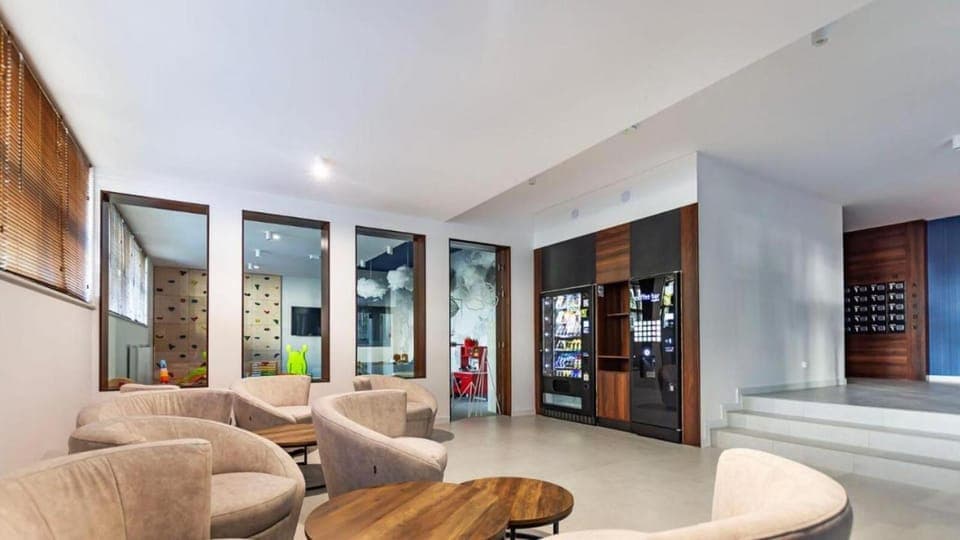 Seating area, Windsurfing, Drinks, hair dresser, safe, vending machine