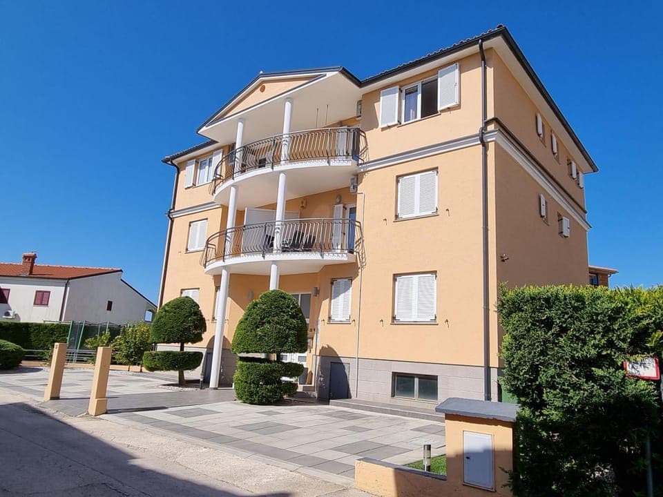 Property building, Facade/entrance, Parking