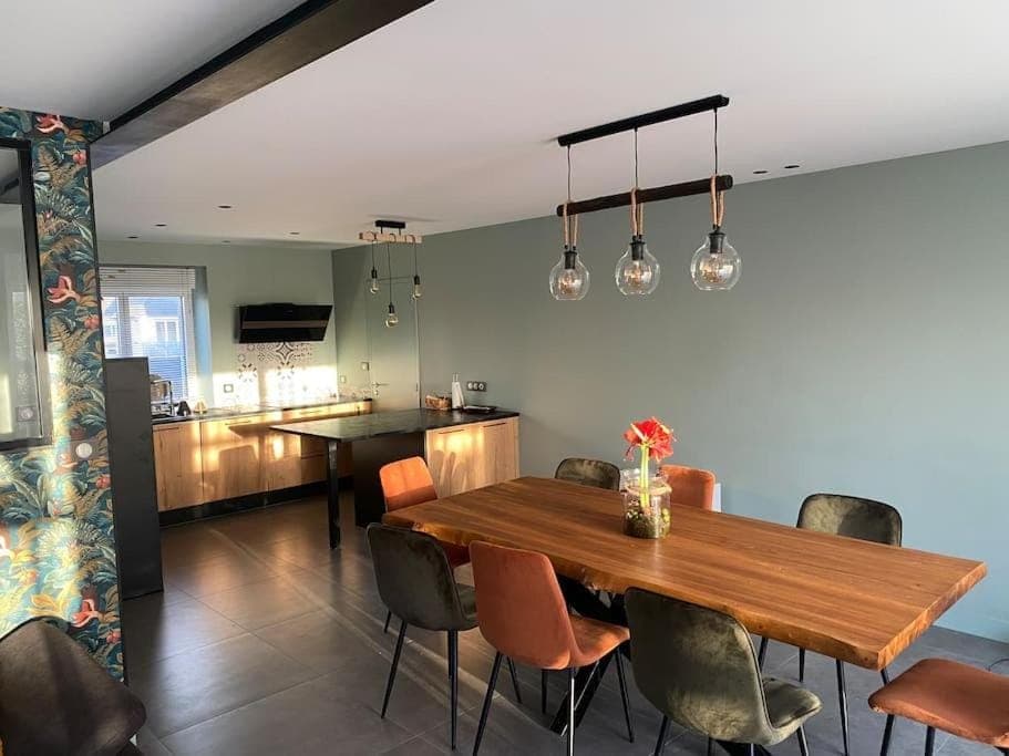 Kitchen or kitchenette, Living room, Seating area, Dining area