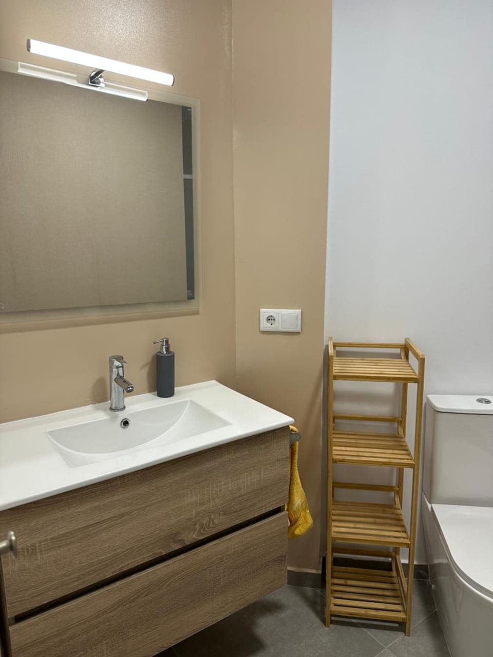 Toilet, Bathroom, towels