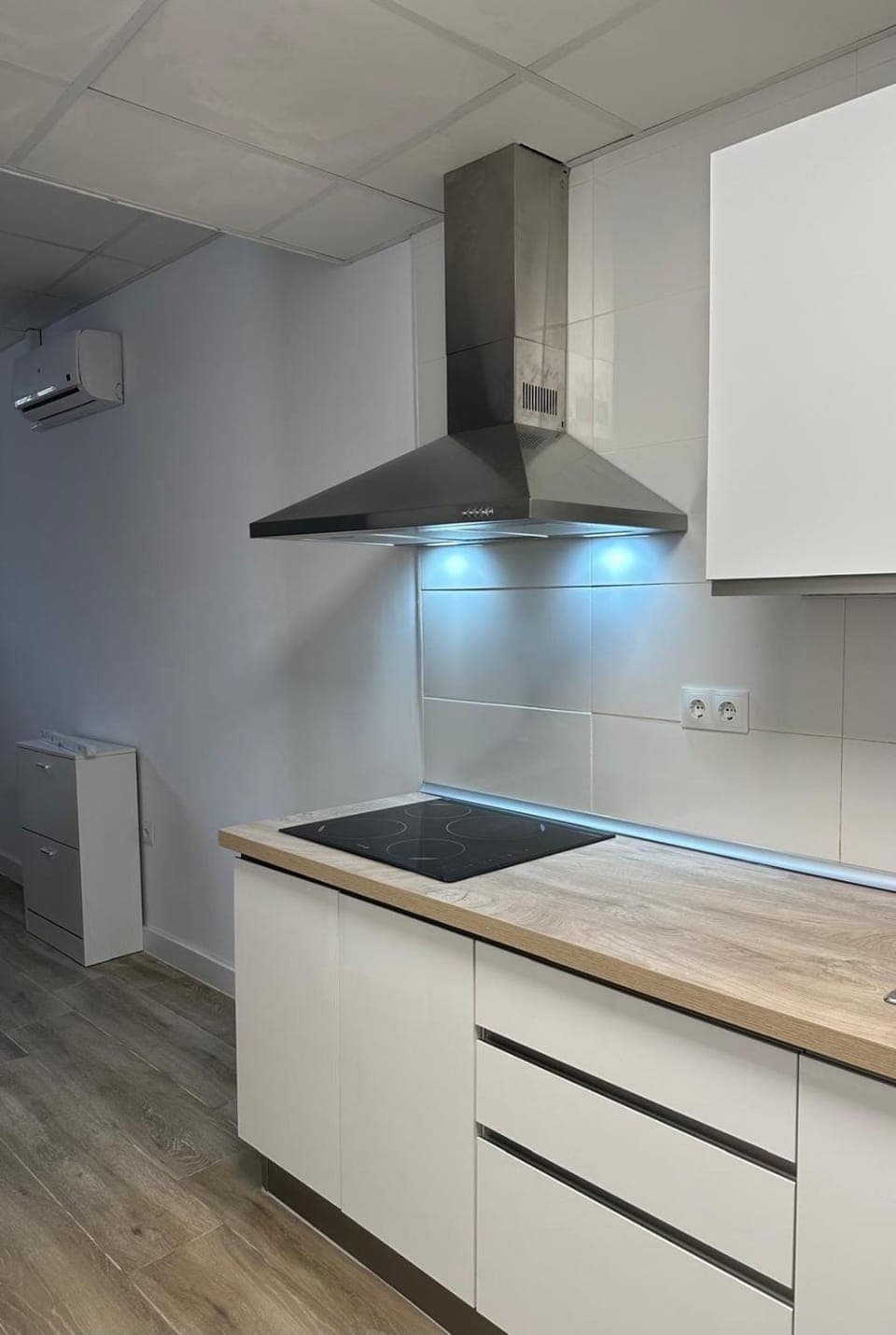 Kitchen or kitchenette, Meals, stove, kitchen, air conditioner