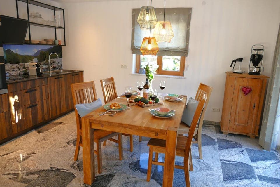 Kitchen or kitchenette, Dining area