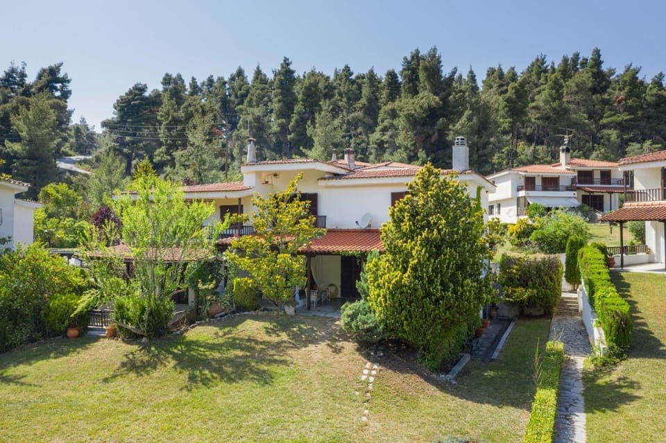 Property building, Facade/entrance, Garden