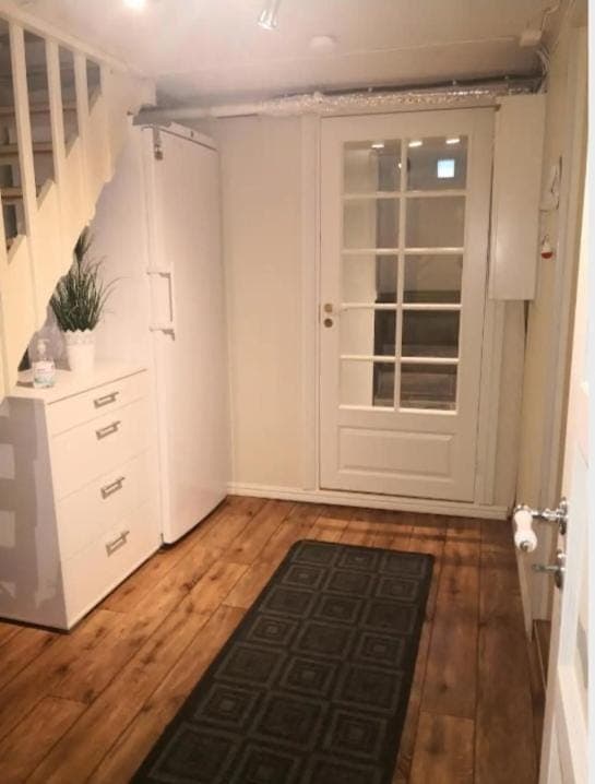 Studioleilighet i kjeller ved stranden og hvalsenter NB Må vaskes etter endt leie eller betale rengjøringshjelpen 500 kr Apartment in Nordland, Norway