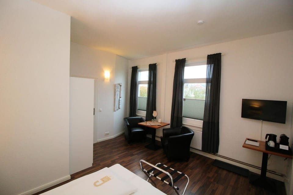 Photo of the whole room, Seating area