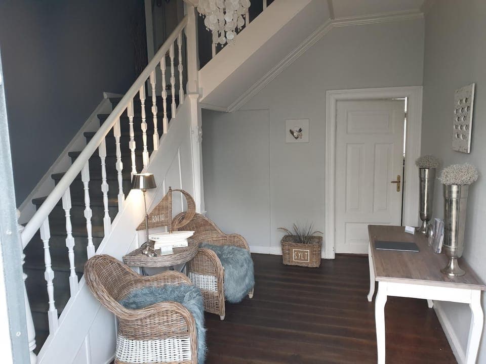 Facade/entrance, Seating area, On site