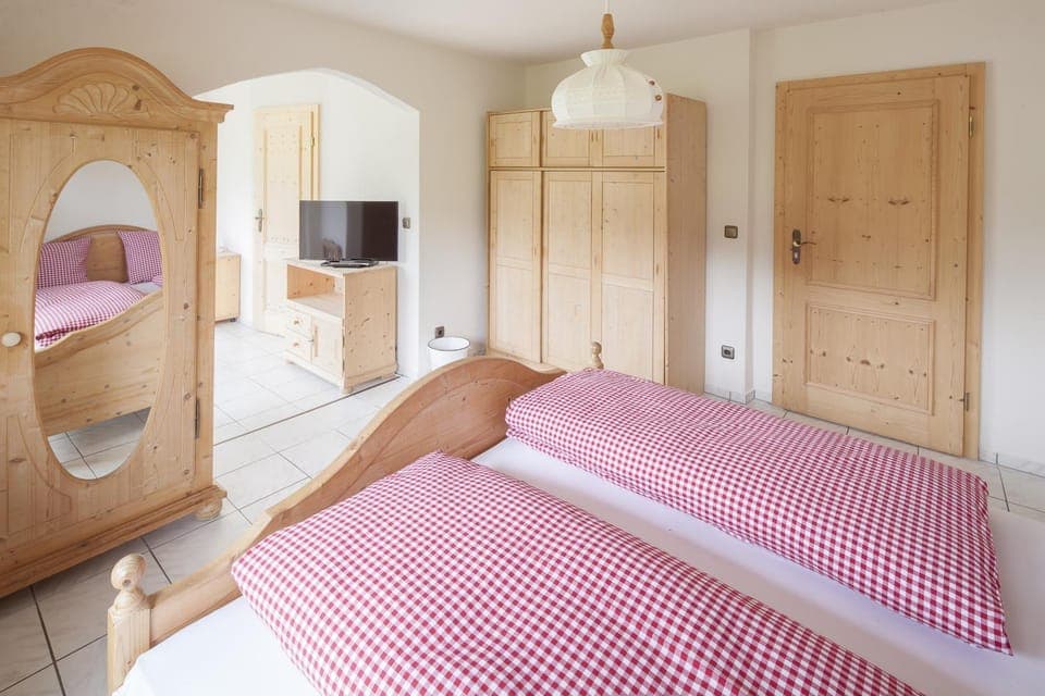 Bed, Bathroom, Photo of the whole room, Decorative detail, Bedroom, wardrobe