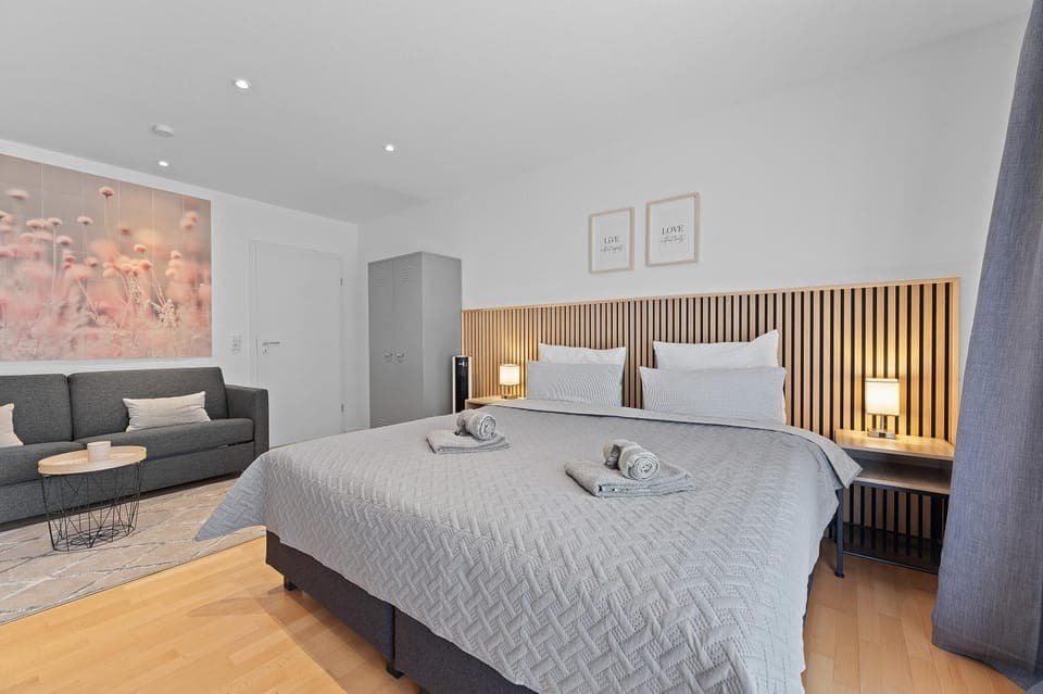 Bed, Photo of the whole room, Seating area, Bedroom