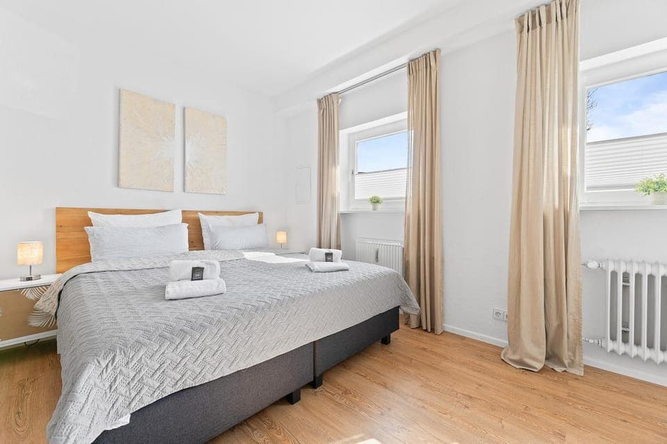 Bed, Photo of the whole room, Bedroom, towels