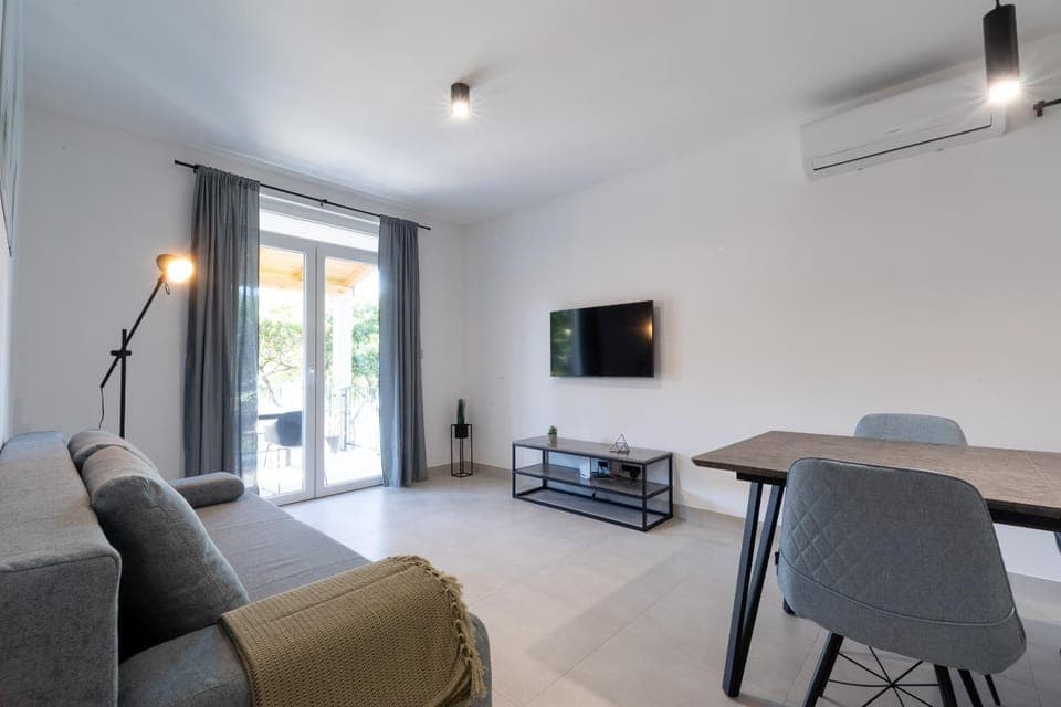 TV and multimedia, Living room, Seating area, Dining area, Evening entertainment, air conditioner