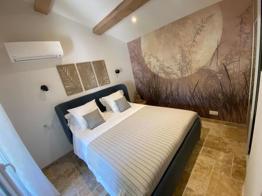 Bed, Photo of the whole room, Bedroom, air conditioner