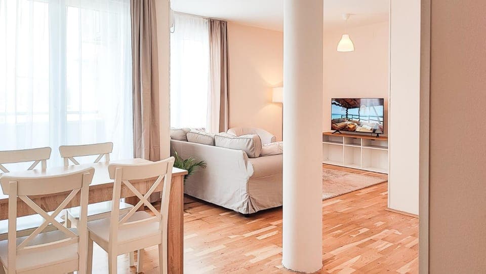 TV and multimedia, Living room, Seating area, Dining area, Evening entertainment