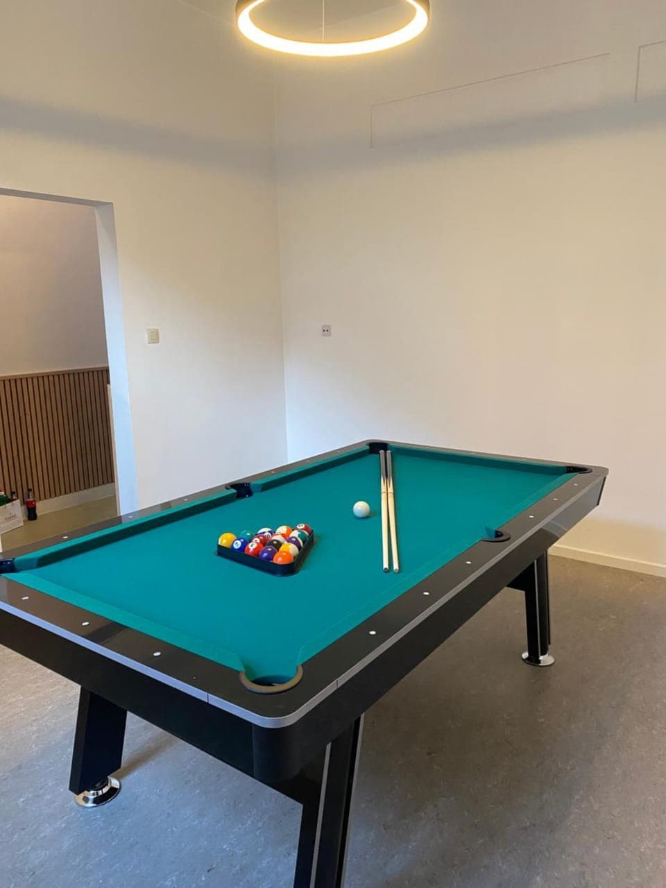 Billiard, Game Room