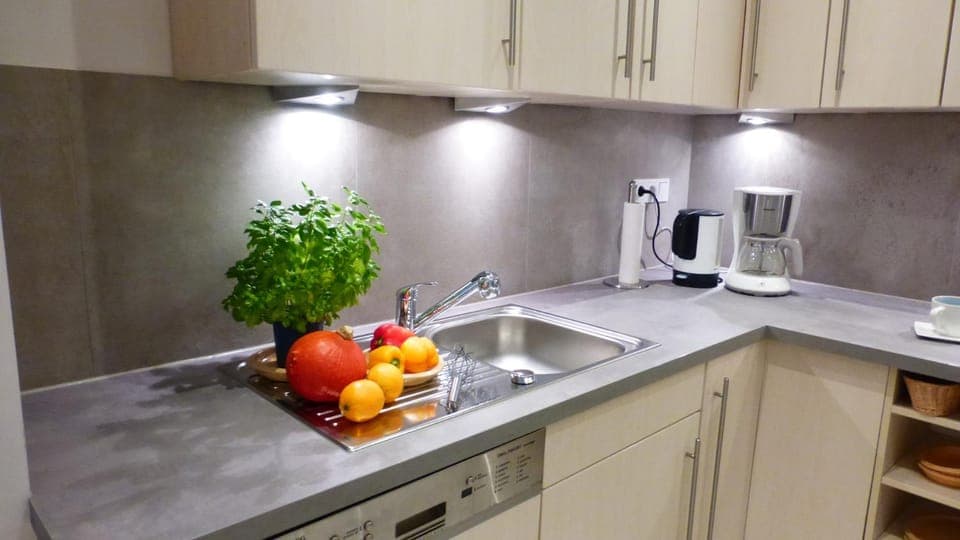 Coffee/tea facilities, Kitchen or kitchenette, stove, toaster