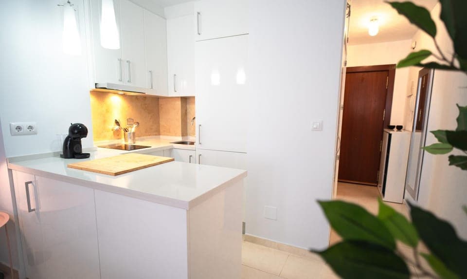 Kitchen or kitchenette, minibar, stove