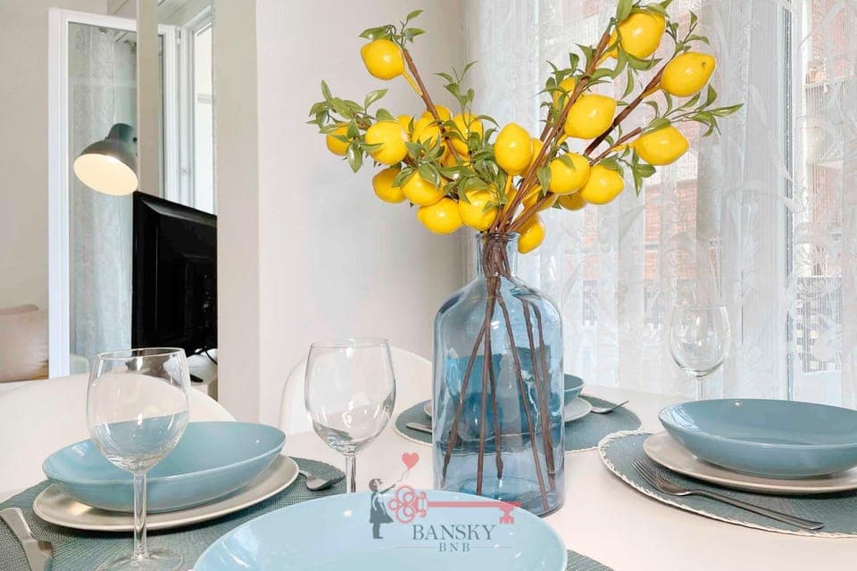 TV and multimedia, Decorative detail, Dining area, Food