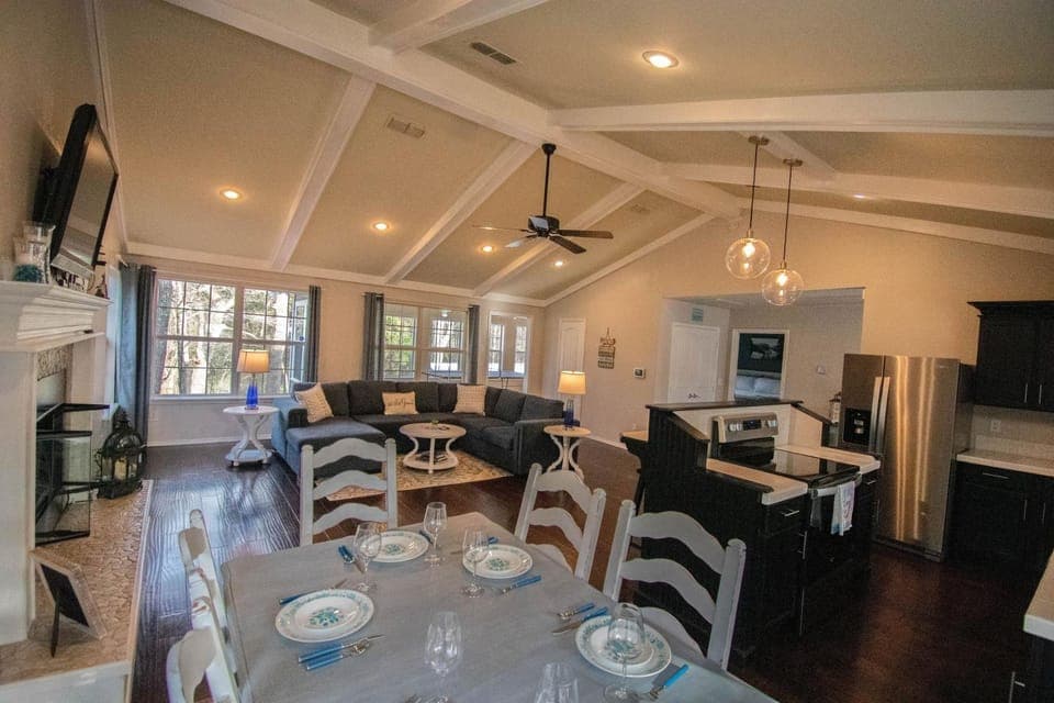 Communal lounge/ TV room, TV and multimedia, Kitchen or kitchenette, Living room, Photo of the whole room, Seating area, Dining area, Evening entertainment, fireplace