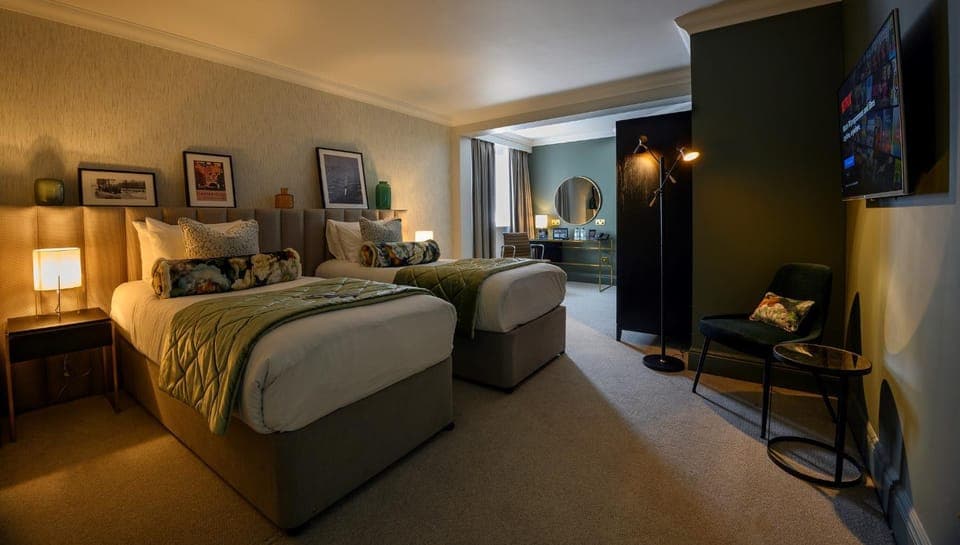 Photo of the whole room, Bedroom