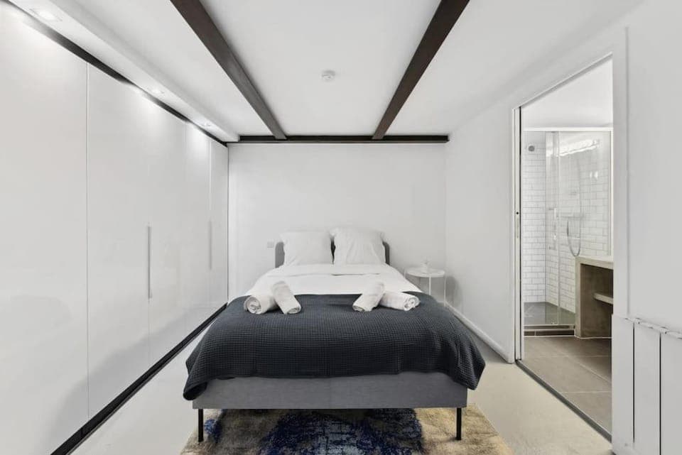 Bed, Photo of the whole room, Bedroom, towels, wardrobe