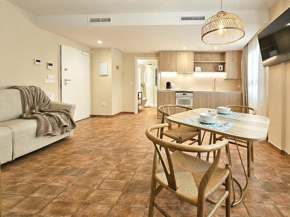 TV and multimedia, Kitchen or kitchenette, Living room, Seating area, Dining area, oven, stove