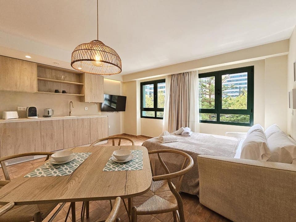 Bed, TV and multimedia, Kitchen or kitchenette, Living room, Seating area, Dining area