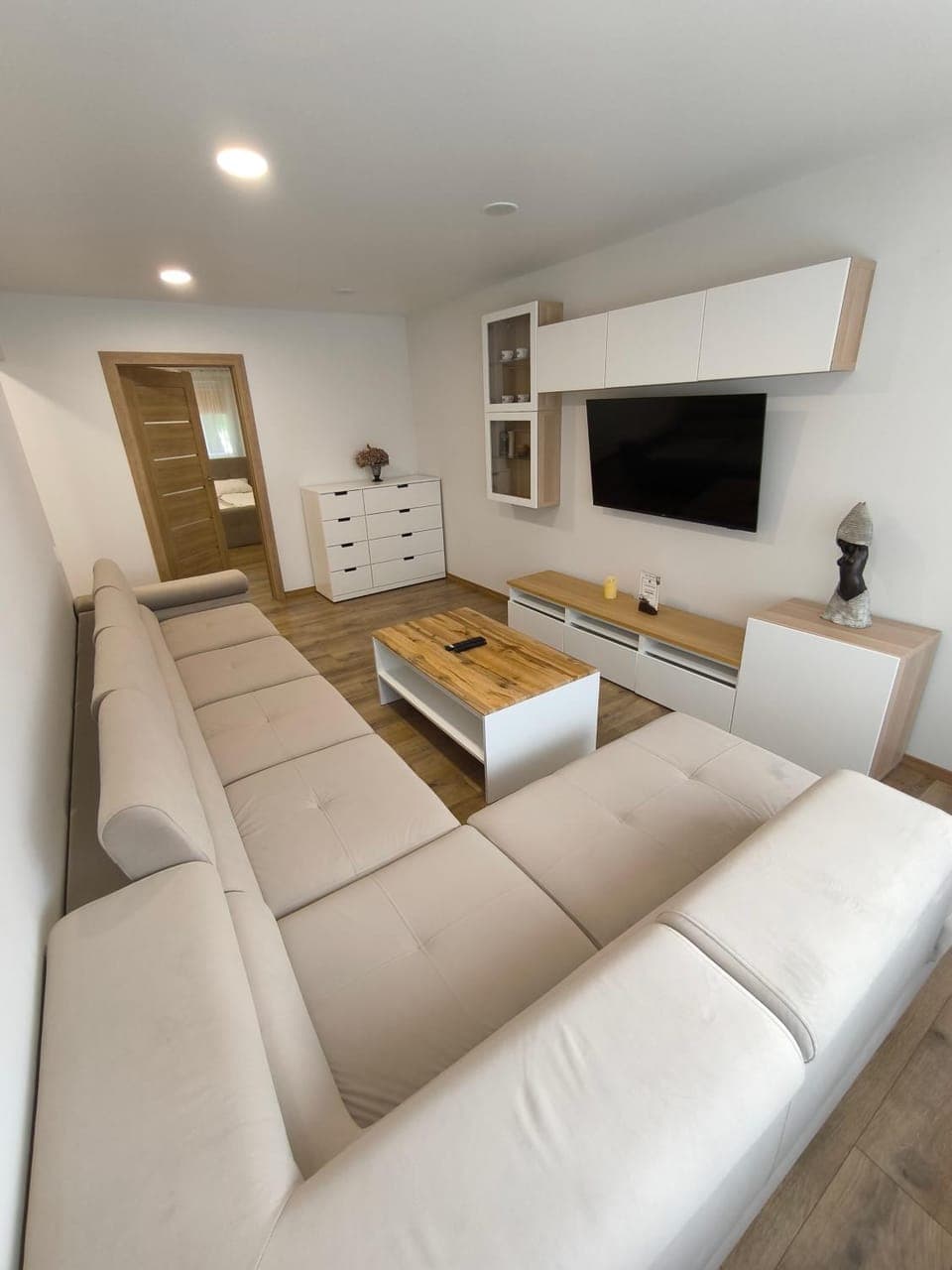 Communal lounge/ TV room, TV and multimedia, Living room, Seating area, Evening entertainment