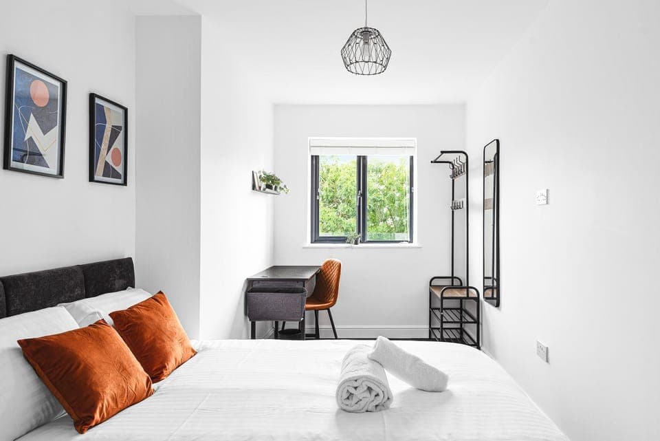 Bed, Photo of the whole room, Bedroom, towels