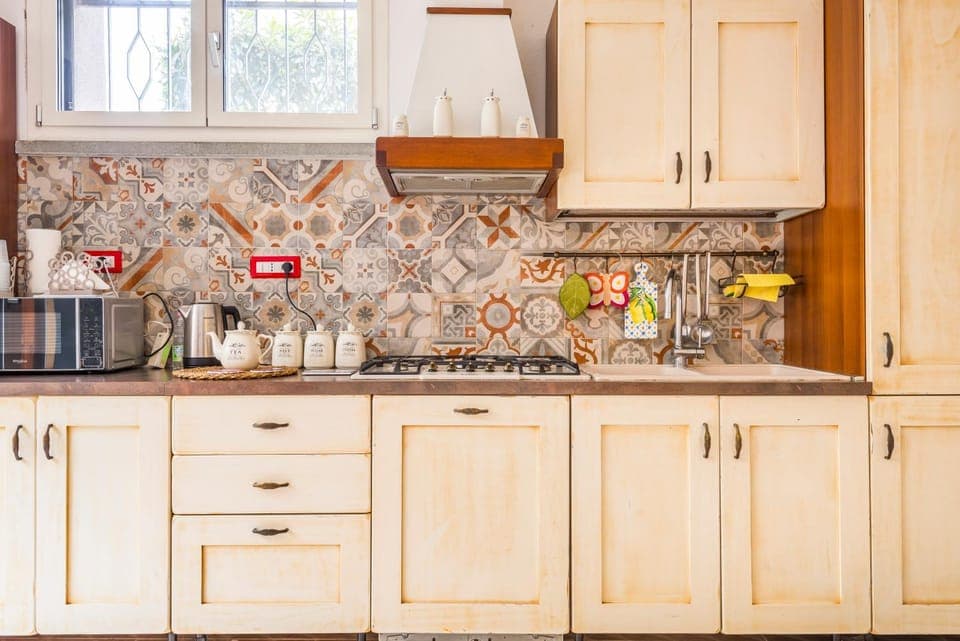 Coffee/tea facilities, Kitchen or kitchenette, stove