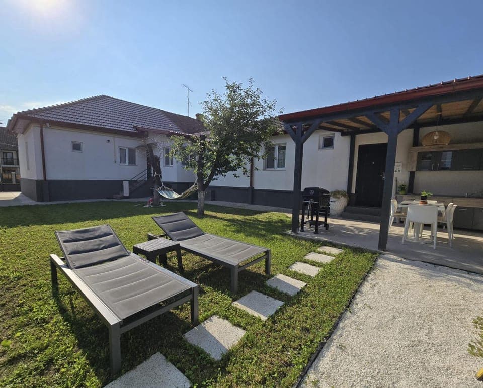 Day, Natural landscape, Garden, Seating area, Dining area, Area and facilities